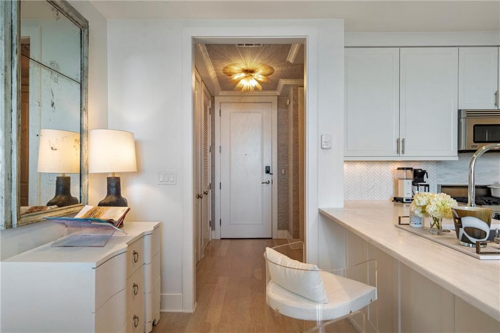 1 bedroom, 2 bathroom, 995 sq ft condominium for sale at 3630 Peachtree Road 2409, Atlanta, GA 30326 — photo 5