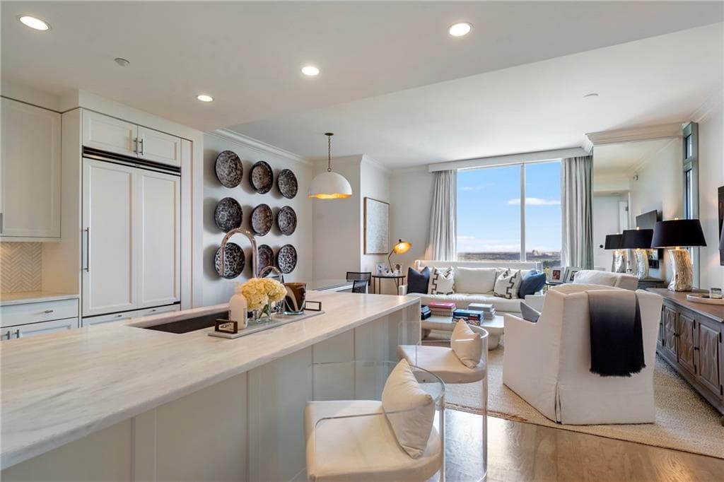1 bedroom, 2 bathroom, 995 sq ft condominium for sale at 3630 Peachtree Road 2409, Atlanta, GA 30326 — photo 6