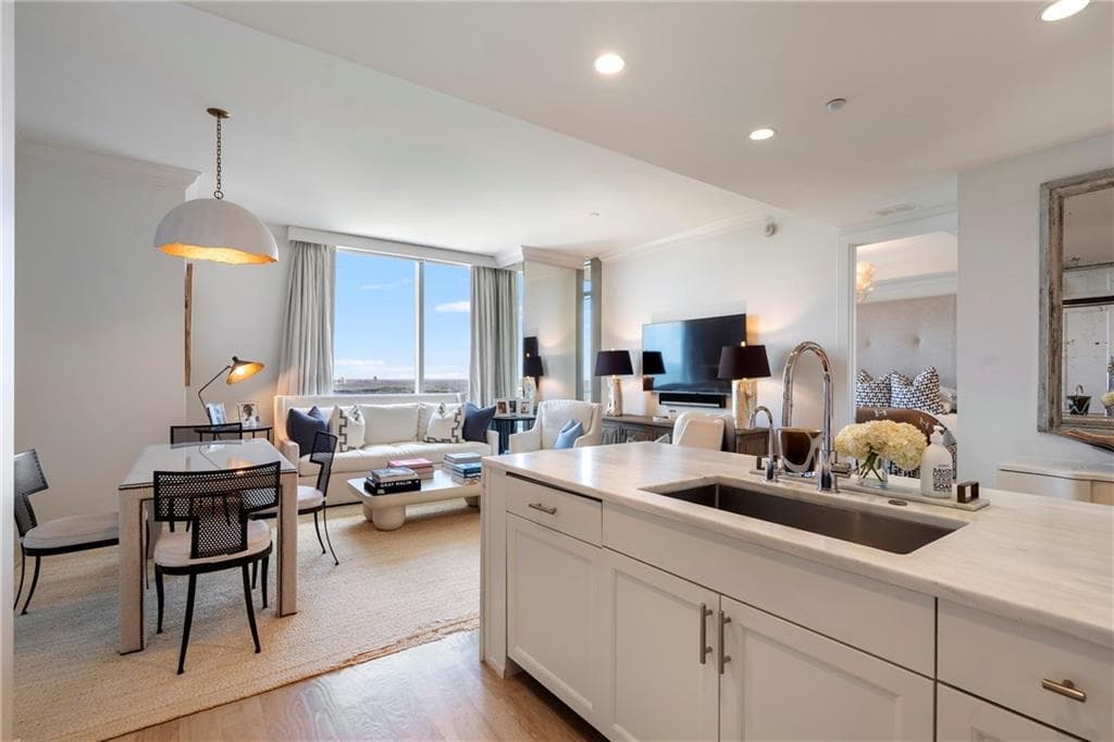 1 bedroom, 2 bathroom, 995 sq ft condominium for sale at 3630 Peachtree Road 2409, Atlanta, GA 30326 — photo 7