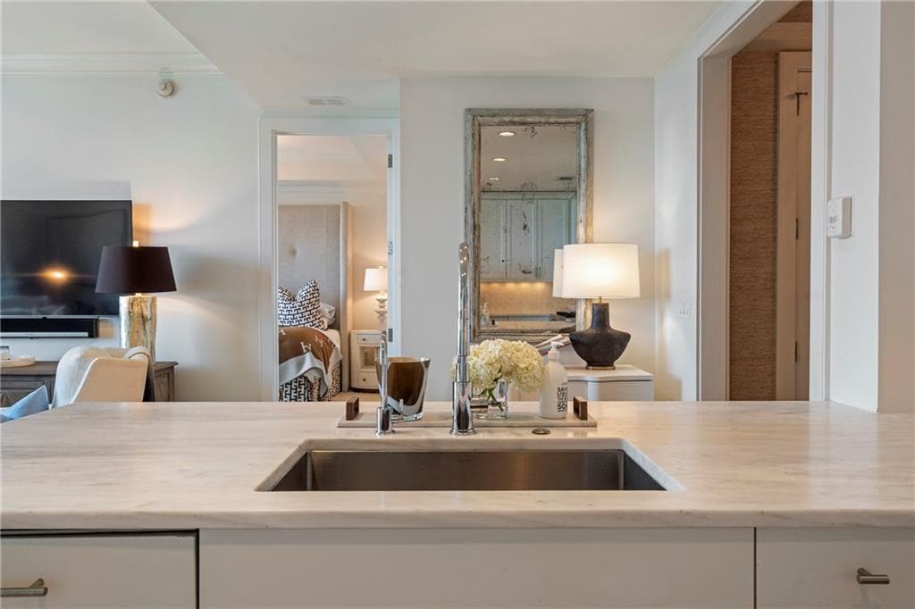 1 bedroom, 2 bathroom, 995 sq ft condominium for sale at 3630 Peachtree Road 2409, Atlanta, GA 30326 — photo 8