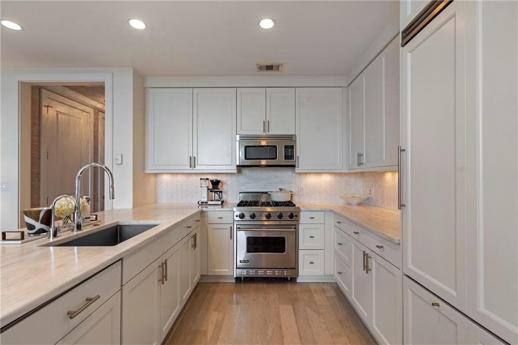 1 bedroom, 2 bathroom, 995 sq ft condominium for sale at 3630 Peachtree Road 2409, Atlanta, GA 30326 — photo 9
