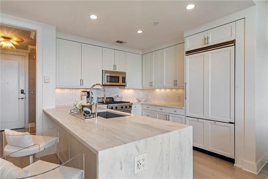 1 bedroom, 2 bathroom, 995 sq ft condominium for sale at 3630 Peachtree Road 2409, Atlanta, GA 30326 — photo 10