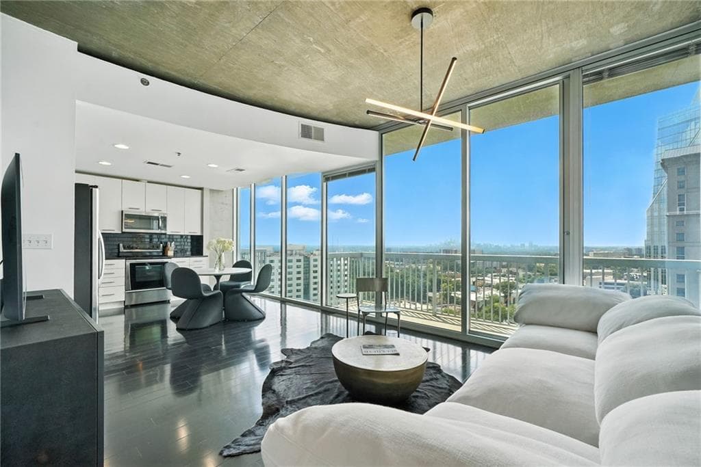1 bedroom, 1 bathroom, 783 sq ft condominium for sale at 3324 Peachtree Road 1712, Atlanta, GA 30326 — photo 2