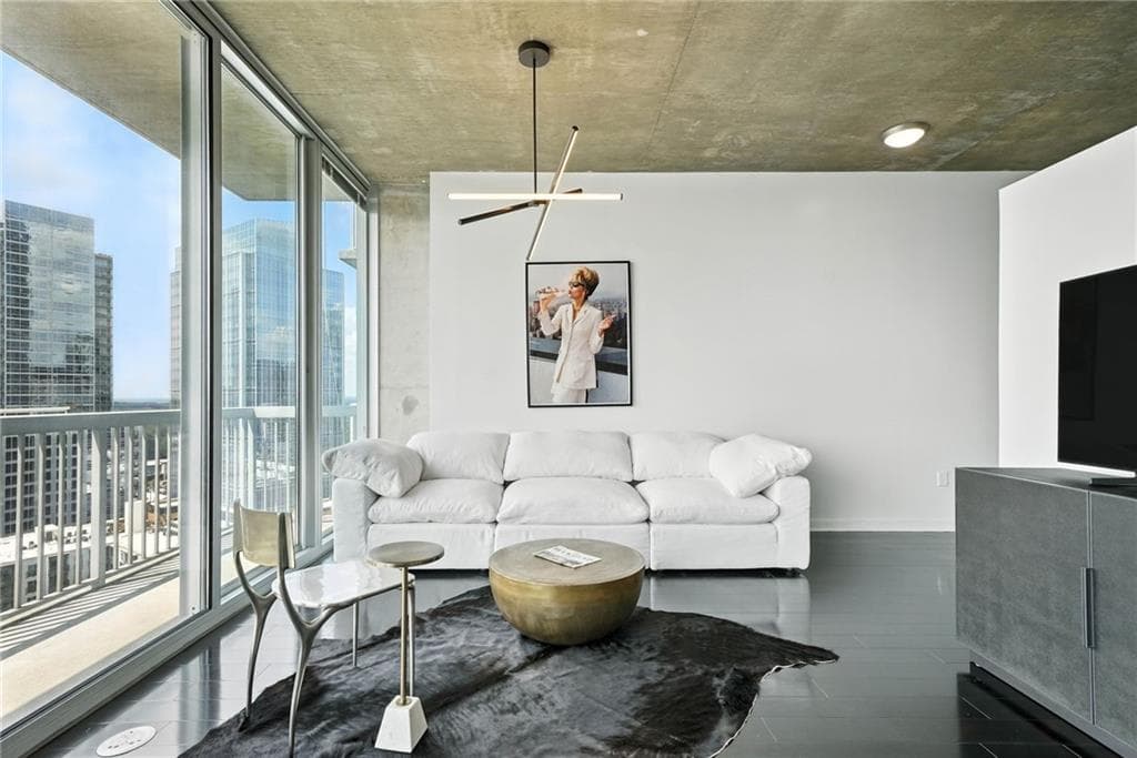 1 bedroom, 1 bathroom, 783 sq ft condominium for sale at 3324 Peachtree Road 1712, Atlanta, GA 30326 — photo 3