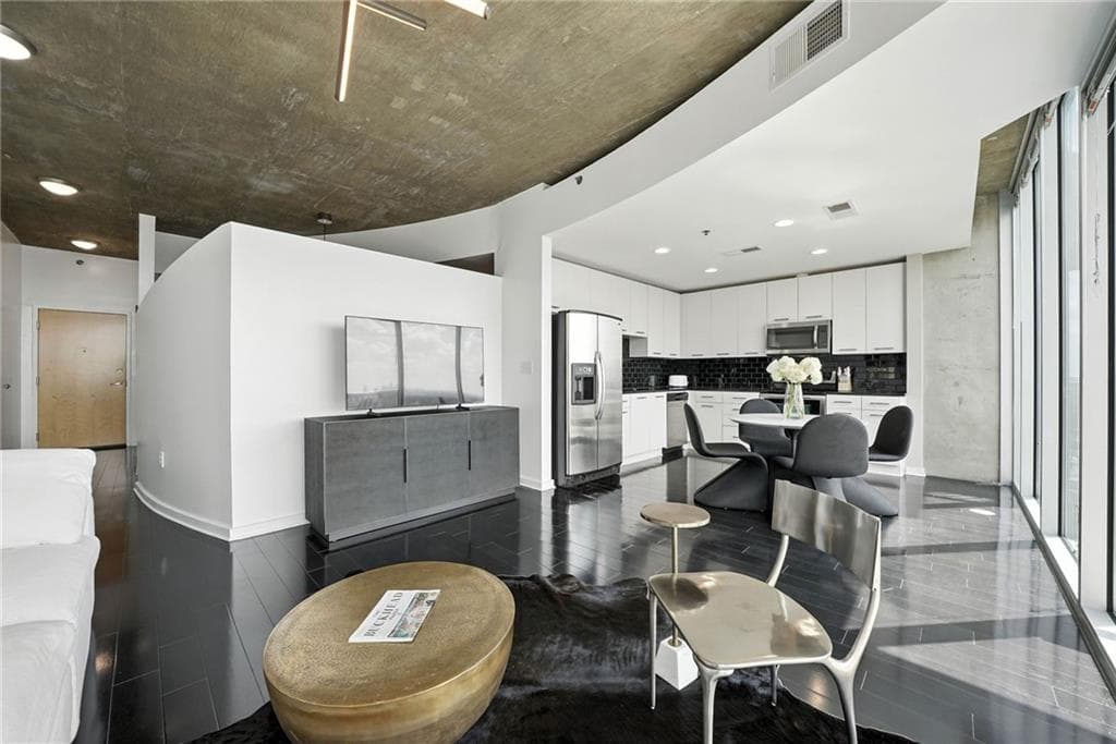 1 bedroom, 1 bathroom, 783 sq ft condominium for sale at 3324 Peachtree Road 1712, Atlanta, GA 30326 — photo 4