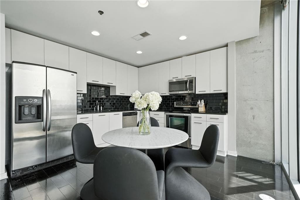 1 bedroom, 1 bathroom, 783 sq ft condominium for sale at 3324 Peachtree Road 1712, Atlanta, GA 30326 — photo 6