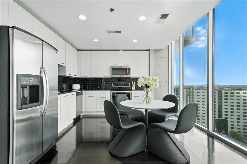 1 bedroom, 1 bathroom, 783 sq ft condominium for sale at 3324 Peachtree Road 1712, Atlanta, GA 30326 — photo 7