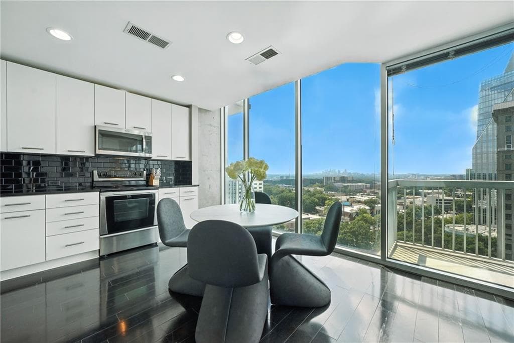 1 bedroom, 1 bathroom, 783 sq ft condominium for sale at 3324 Peachtree Road 1712, Atlanta, GA 30326 — photo 8