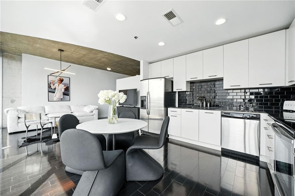 1 bedroom, 1 bathroom, 783 sq ft condominium for sale at 3324 Peachtree Road 1712, Atlanta, GA 30326 — photo 10