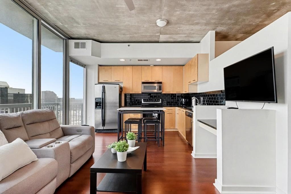 1 bedroom, 1 bathroom, 698 sq ft condominium for sale at 3324 Peachtree Road 1915, Atlanta, GA 30326 — photo 2