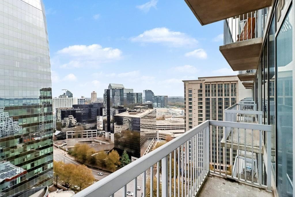 1 bedroom, 1 bathroom, 698 sq ft condominium for sale at 3324 Peachtree Road 1915, Atlanta, GA 30326 — photo 3