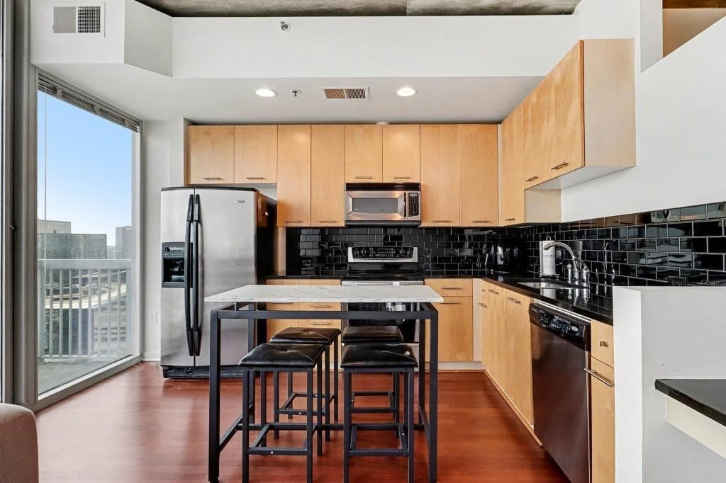 1 bedroom, 1 bathroom, 698 sq ft condominium for sale at 3324 Peachtree Road 1915, Atlanta, GA 30326 — photo 4