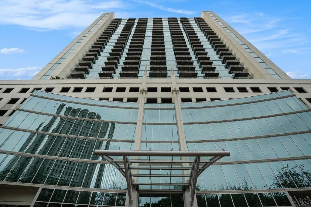 1 bedroom, 1 bathroom, 698 sq ft condominium for sale at 3324 Peachtree Road 1915, Atlanta, GA 30326 — photo 6