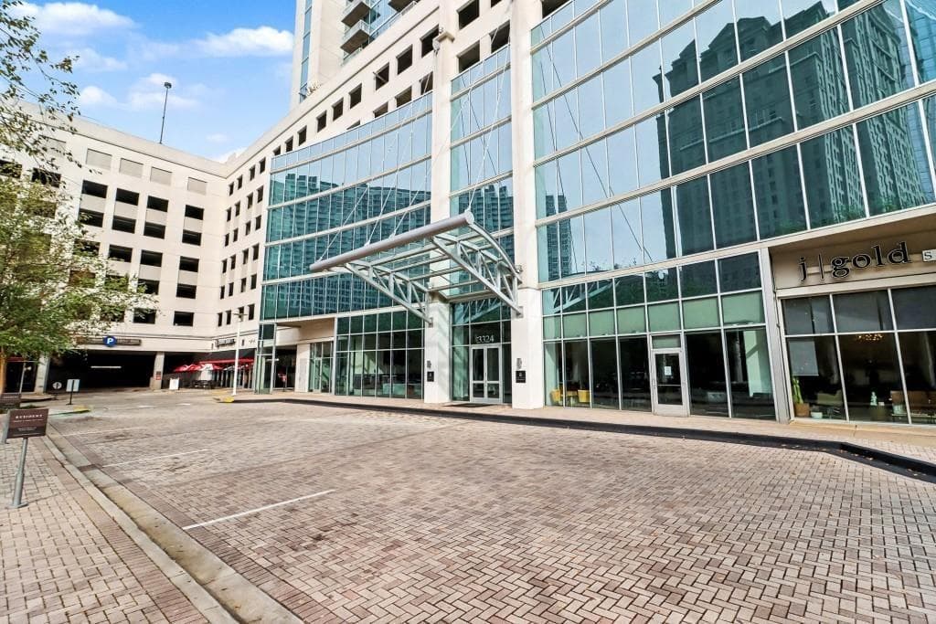 1 bedroom, 1 bathroom, 698 sq ft condominium for sale at 3324 Peachtree Road 1915, Atlanta, GA 30326 — photo 7