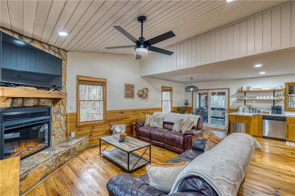 4 bedroom, 3 bathroom, 2,288 sq ft single family residence for sale at 357 Mystic Lane, Blue Ridge, GA 30513 — photo 4