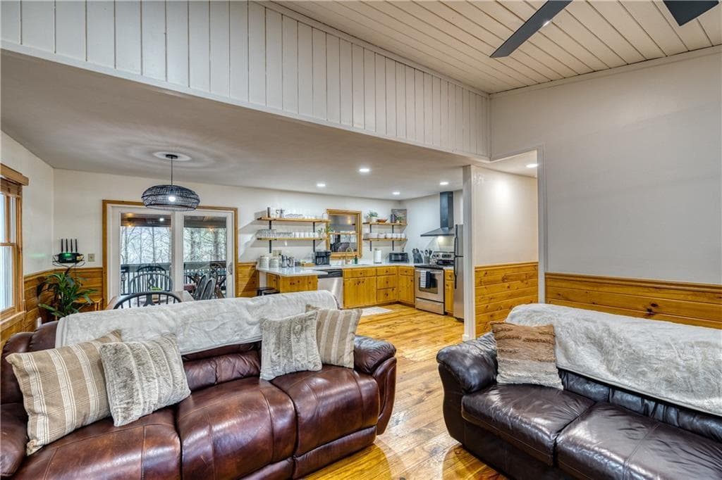 4 bedroom, 3 bathroom, 2,288 sq ft single family residence for sale at 357 Mystic Lane, Blue Ridge, GA 30513 — photo 6