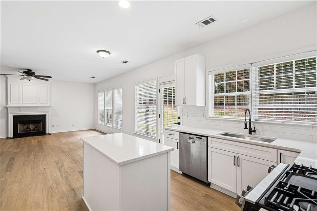 4 bedroom, 3 bathroom, 2,421 sq ft single family residence for sale at 941 Bendleton Drive, Woodstock, GA 30188 — photo 2