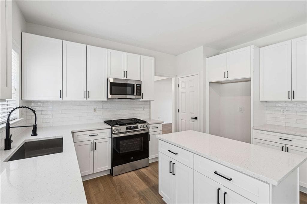 4 bedroom, 3 bathroom, 2,421 sq ft single family residence for sale at 941 Bendleton Drive, Woodstock, GA 30188 — photo 3