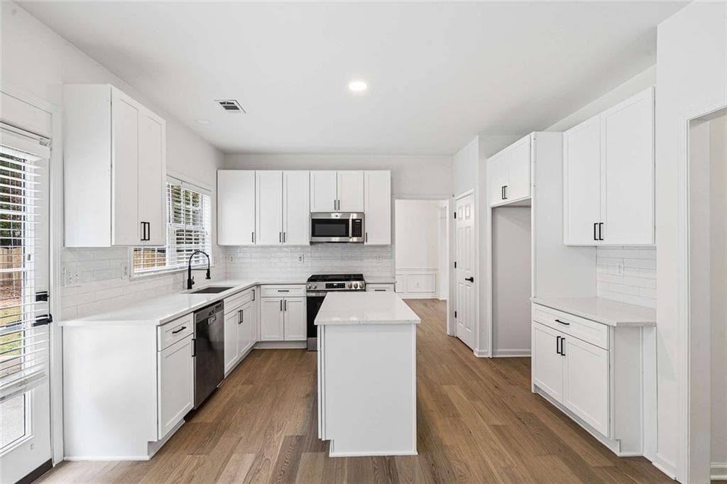 4 bedroom, 3 bathroom, 2,421 sq ft single family residence for sale at 941 Bendleton Drive, Woodstock, GA 30188 — photo 4