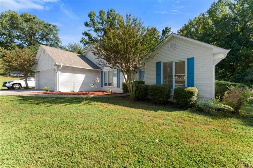3 bedroom, 2 bathroom, 1,828 sq ft single family residence for sale at 3309 Jean Marie Lane, Gainesville, GA 30506 — photo 9
