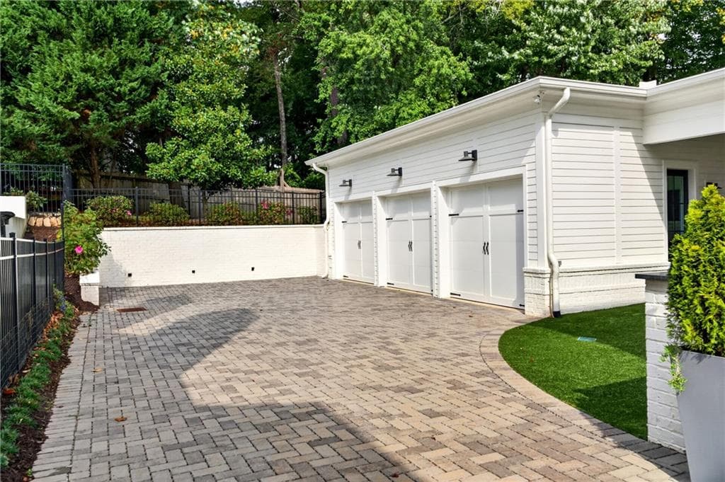 4 bedroom, 4 bathroom, 3,978 sq ft single family residence under contract at 146 Weyhill Court, Alpharetta, GA 30009 — photo 3