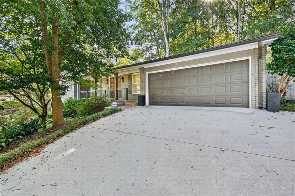 4 bedroom, 4 bathroom, 2,600 sq ft single family residence for sale at 3009 Greenoaks Circle, Atlanta, GA 30345 — photo 2