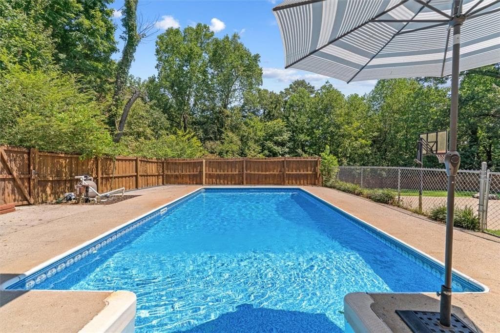 5 bedroom, 4 bathroom, 2,883 sq ft single family residence for sale at 1212 COVIE Drive, Dalton, GA 30720 — photo 2