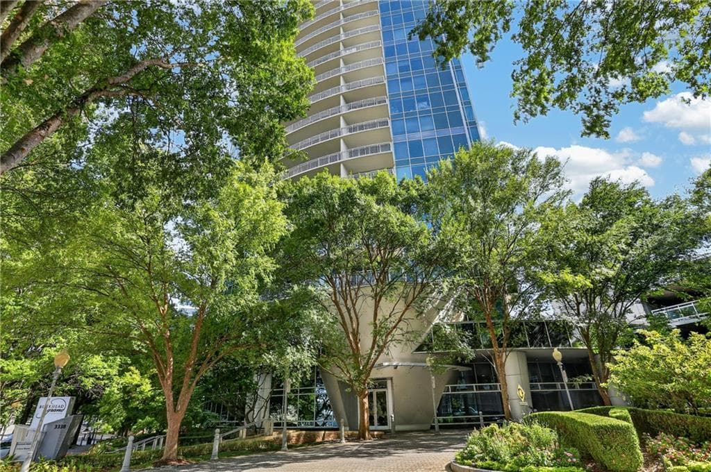 2 bedroom, 2 bathroom, 1,429 sq ft condominium for sale at 3338 Peachtree Road 601, Atlanta, GA 30326 — photo 3