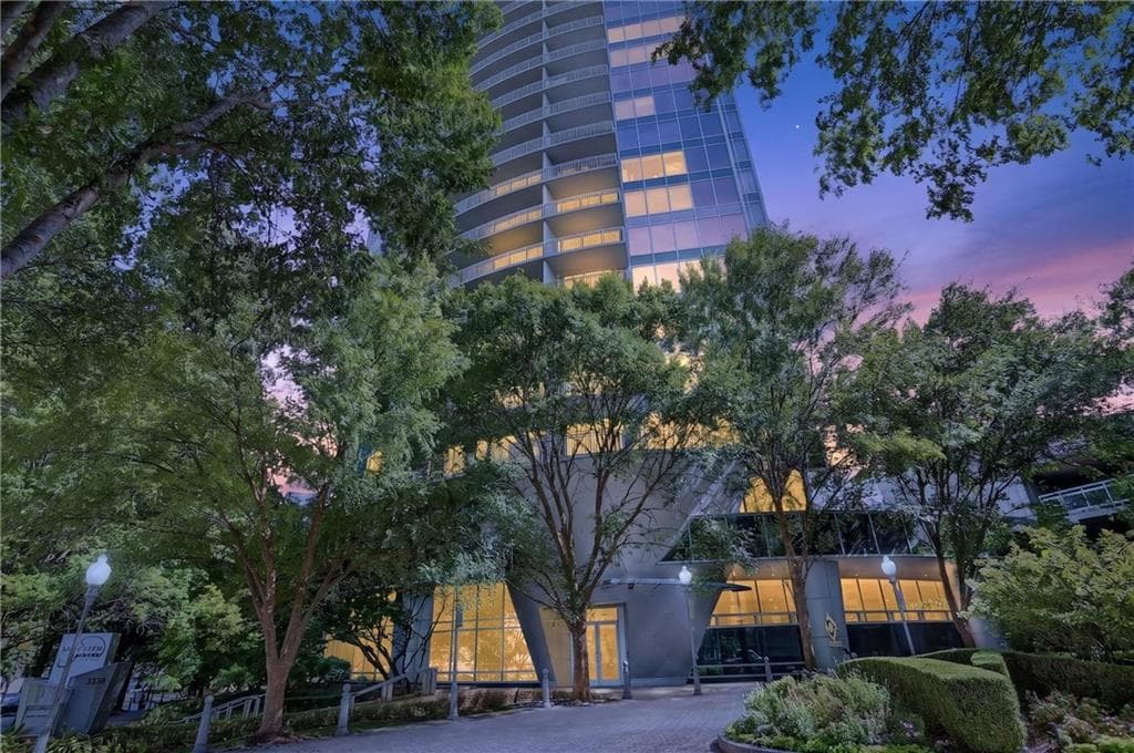 2 bedroom, 2 bathroom, 1,429 sq ft condominium for sale at 3338 Peachtree Road 601, Atlanta, GA 30326 — photo 2