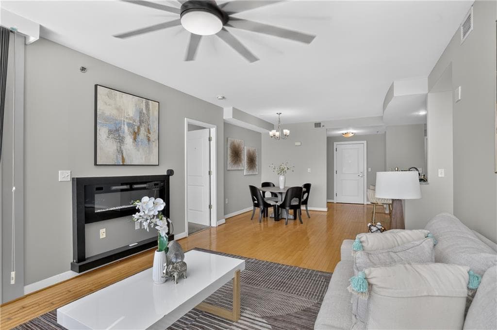 2 bedroom, 2 bathroom, 1,429 sq ft condominium for sale at 3338 Peachtree Road 601, Atlanta, GA 30326 — photo 7