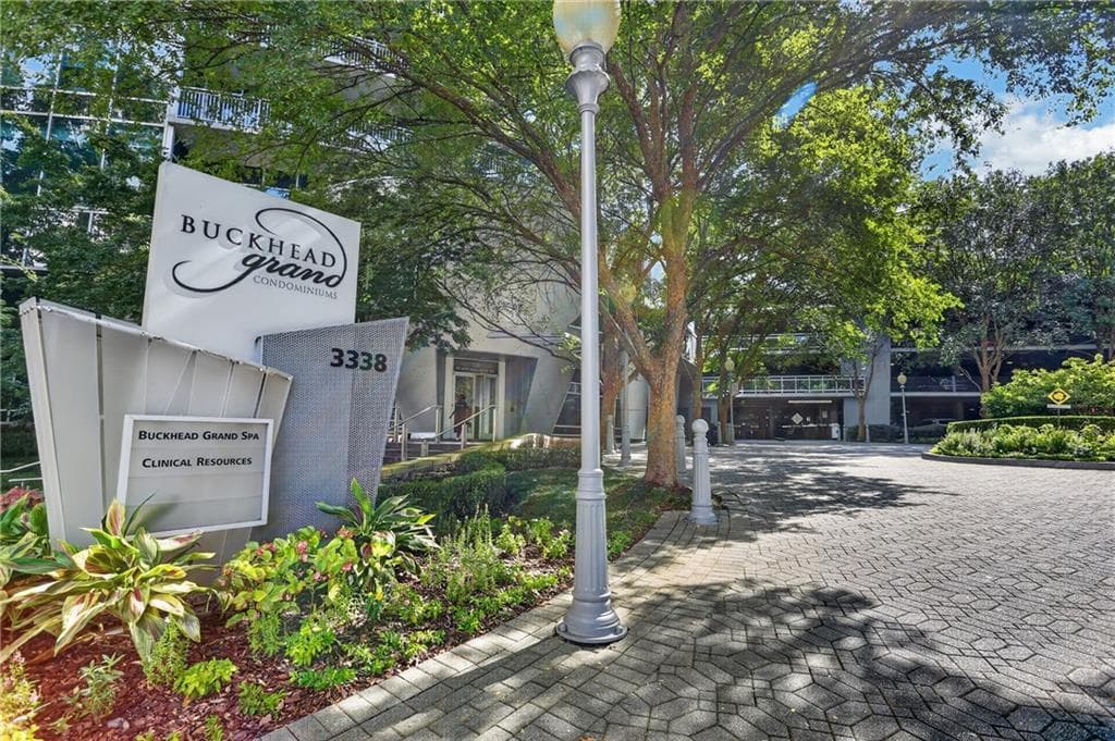 2 bedroom, 2 bathroom, 1,429 sq ft condominium for sale at 3338 Peachtree Road 601, Atlanta, GA 30326 — photo 4