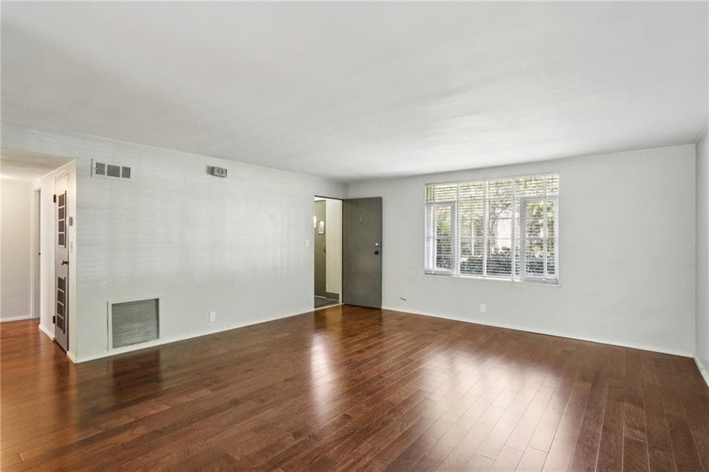 2 bedroom, 1 bathroom, 1,148 sq ft condominium for sale at 1391 Normandy Drive 1, Atlanta, GA 30306 — photo 3
