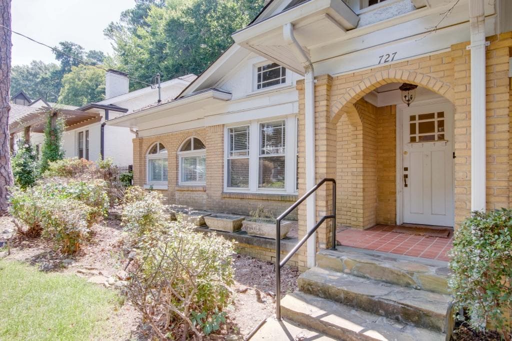 3 bedroom, 2 bathroom, 1,906 sq ft single family residence for sale at 727 Yorkshire Road, Atlanta, GA 30306 — photo 4
