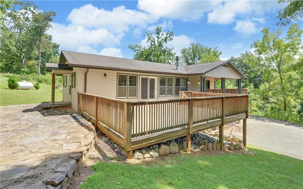 3 bedroom, 2 bathroom, 2,736 sq ft single family residence for sale at 140 Tranquility Drive, Demorest, GA 30535 — photo 2