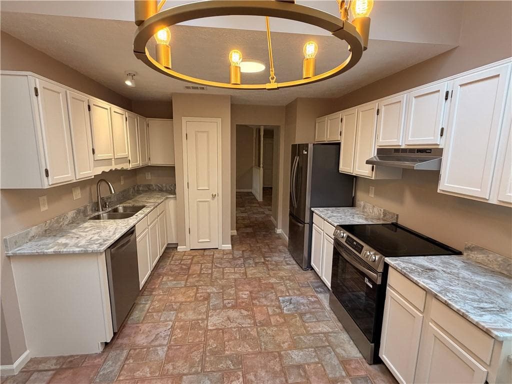 3 bedroom, 2 bathroom, 1,646 sq ft single family residence under contract at 2002 Arbor Forest Drive, Marietta, GA 30064 — photo 2