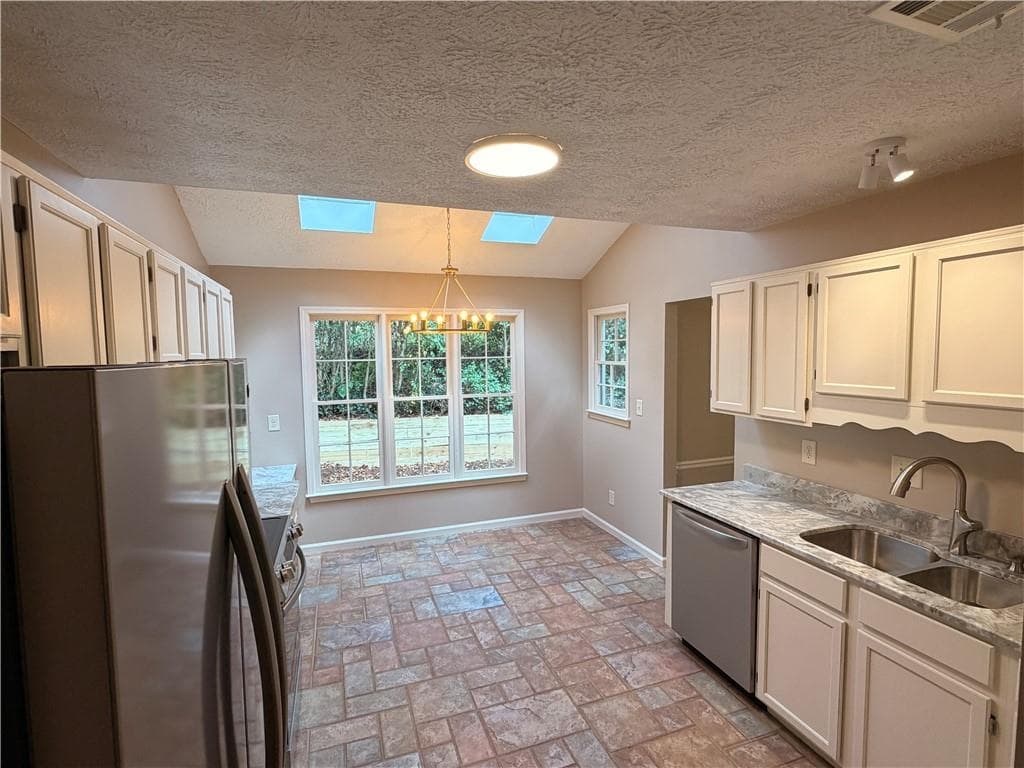3 bedroom, 2 bathroom, 1,646 sq ft single family residence under contract at 2002 Arbor Forest Drive, Marietta, GA 30064 — photo 3