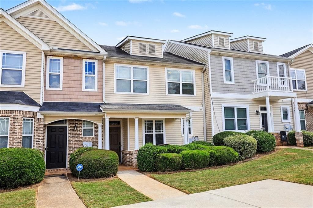 3 bedroom, 3 bathroom, 1,348 sq ft townhouse for sale at 6404 Ellenwood Drive, Rex, GA 30273 — photo 3