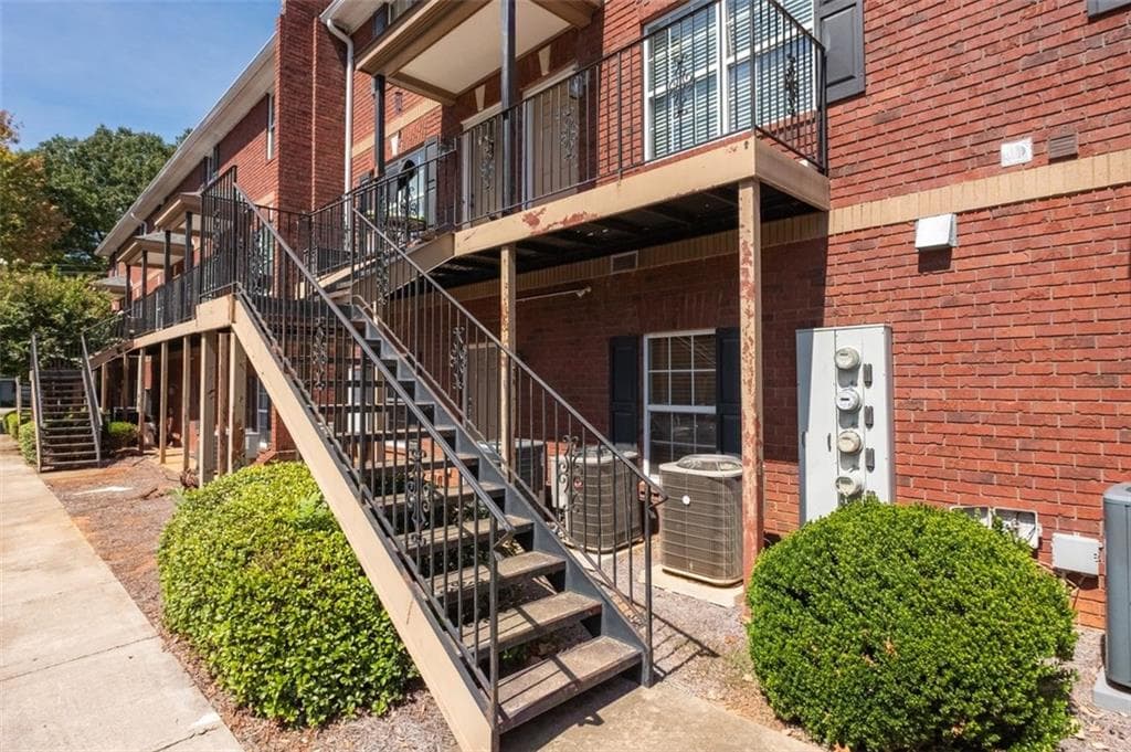 2 bedroom, 3 bathroom, 1,088 sq ft condominium for sale at 105 Whitehead Road 15, Athens, GA 30606 — photo 3