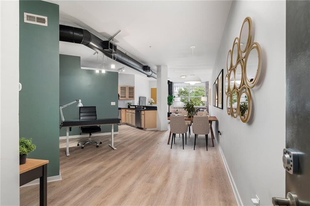 1 bedroom, 1 bathroom, 1,004 sq ft condominium for sale at 800 Peachtree Street 8529-0, Atlanta, GA 30308 — photo 2