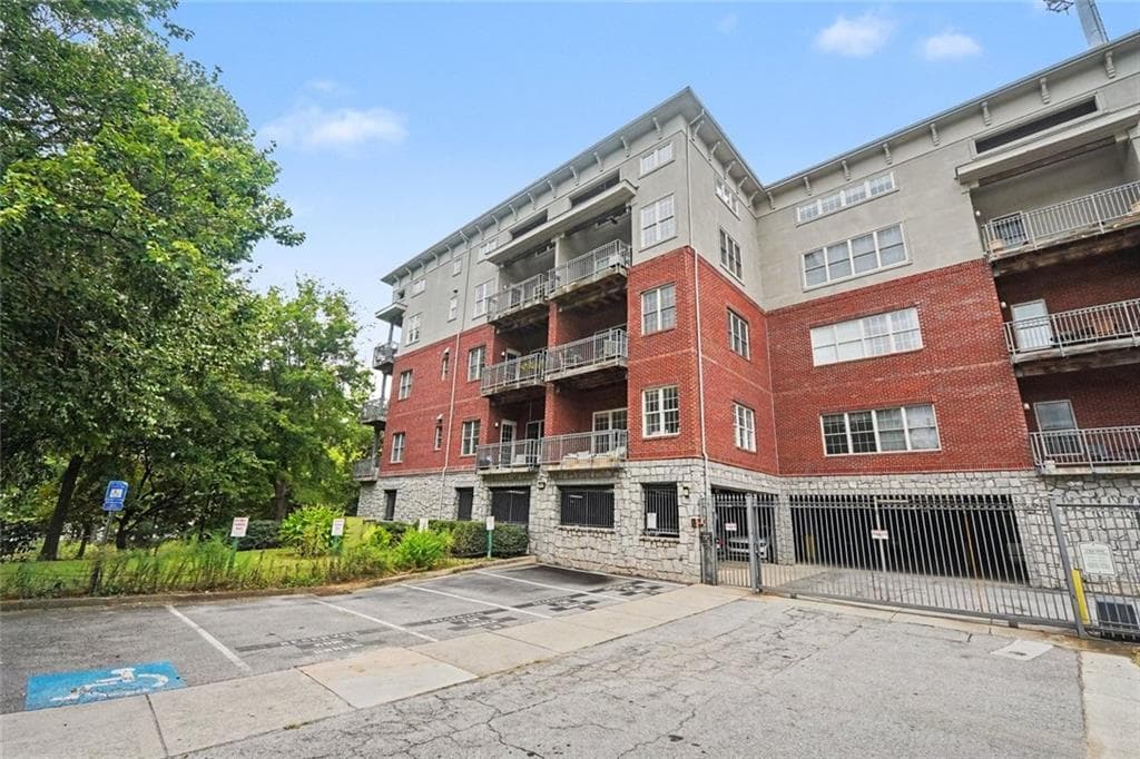1 bedroom, 1 bathroom, 809 sq ft condominium under contract at 680 Greenwood Avenue 307, Atlanta, GA 30306 — photo 8
