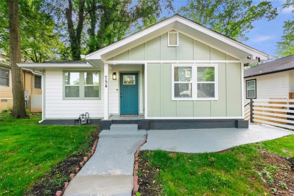 3 bedroom, 2 bathroom, 1,064 sq ft single family residence for sale at 754 S Grand Avenue, Atlanta, GA 30318