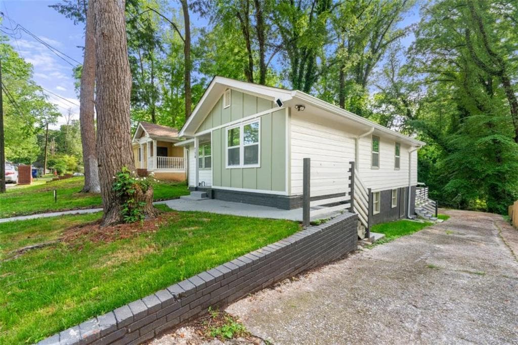 3 bedroom, 2 bathroom, 1,064 sq ft single family residence for sale at 754 S Grand Avenue, Atlanta, GA 30318 — photo 2