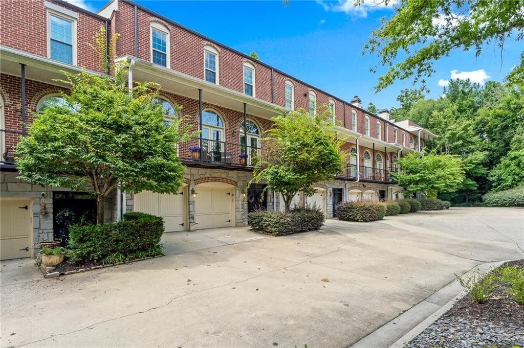 5 bedroom, 4 bathroom, 3,890 sq ft townhouse for sale at 5512 Glenridge Drive K, Atlanta, GA 30342 — photo 1 of 40