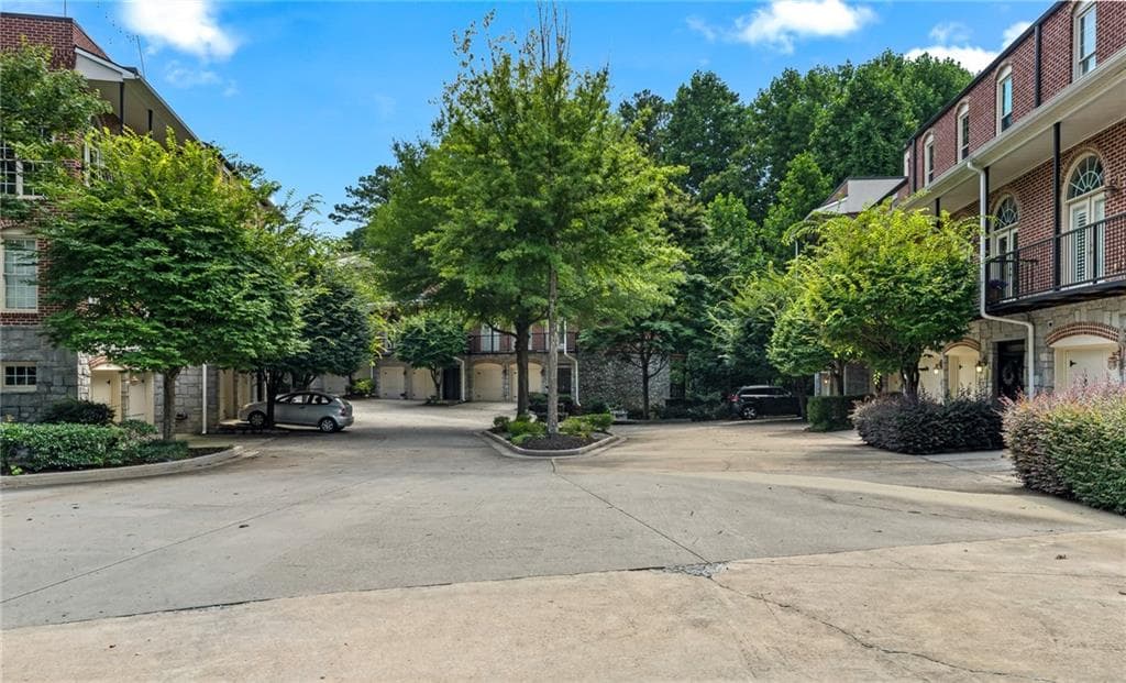 5 bedroom, 4 bathroom, 3,890 sq ft townhouse for sale at 5512 Glenridge Drive K, Atlanta, GA 30342 — photo 2