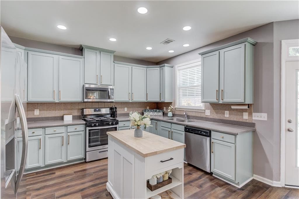 5 bedroom, 4 bathroom, 3,330 sq ft single family residence for sale at 1806 Madrid Falls Road, Braselton, GA 30517 — photo 5