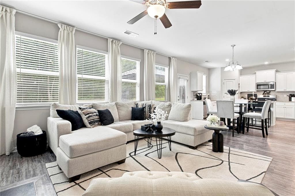 3 bedroom, 3 bathroom, 2,331 sq ft single family residence under contract at 1245 Grove Parkway, Jonesboro, GA 30236 — photo 5