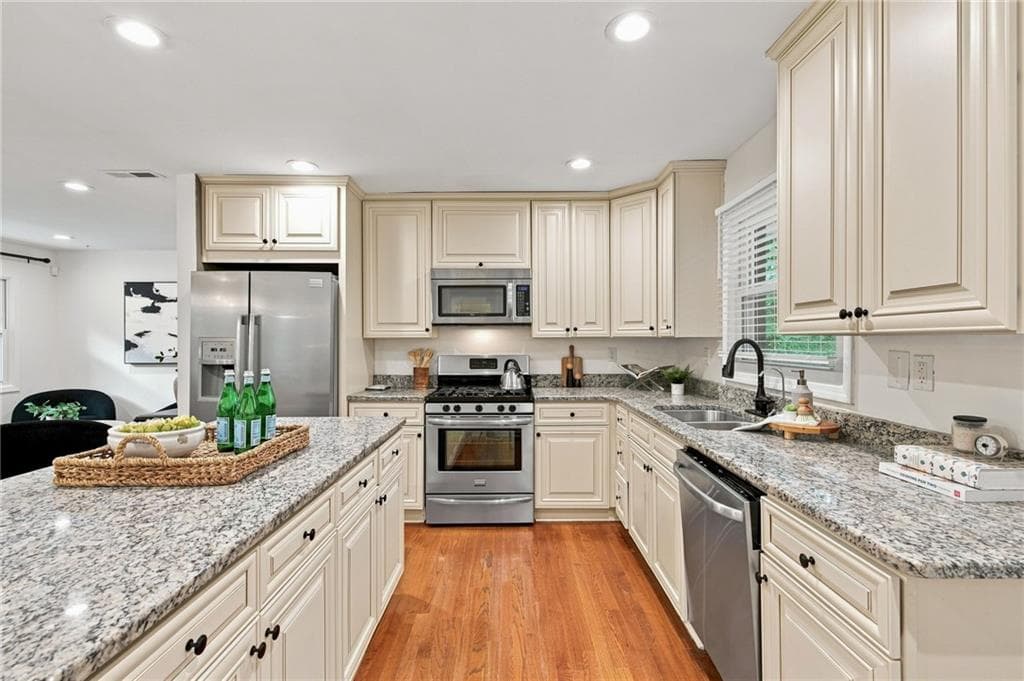 2 bedroom, 2 bathroom, 1,225 sq ft single family residence under contract at 3095 Hollywood Drive, Decatur, GA 30033 — photo 3