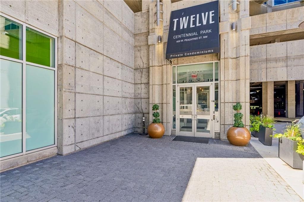 1 bedroom, 1 bathroom, 743 sq ft condominium for sale at 400 W Peachtree Street 2712, Atlanta, GA 30308 — photo 2