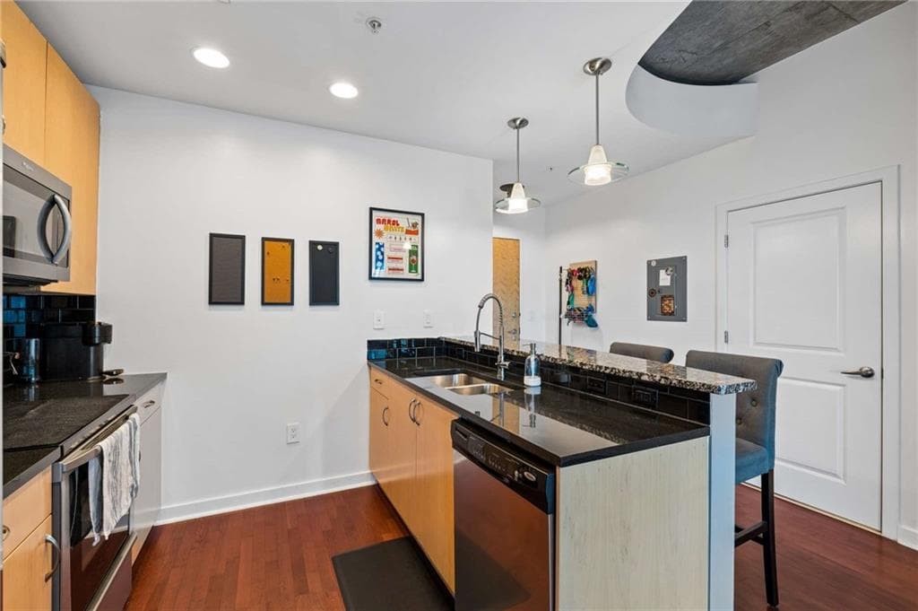 1 bedroom, 1 bathroom, 743 sq ft condominium for sale at 400 W Peachtree Street 2712, Atlanta, GA 30308 — photo 7