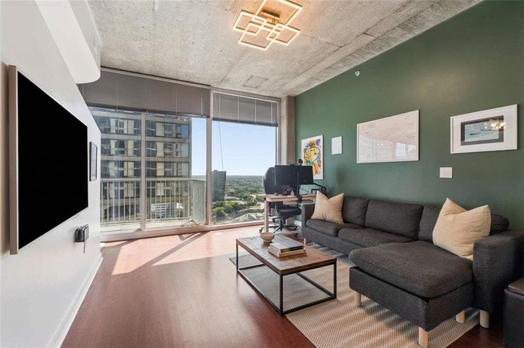 1 bedroom, 1 bathroom, 743 sq ft condominium for sale at 400 W Peachtree Street 2712, Atlanta, GA 30308 — photo 1 of 38
